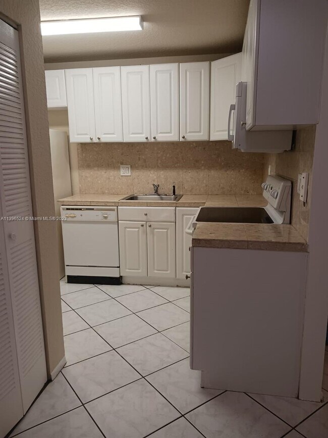 Building Photo - 504 Gardens Dr