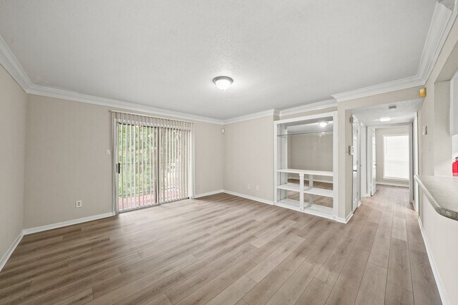 Foto del edificio - 12955 Woodforest Blvd