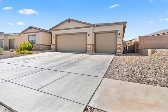 Building Photo - Newer Single Story 5 Bedroom 3 Bath Home i...