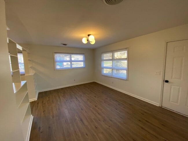 Building Photo - Charming 3 Bedroom House in Quite Neighborhood