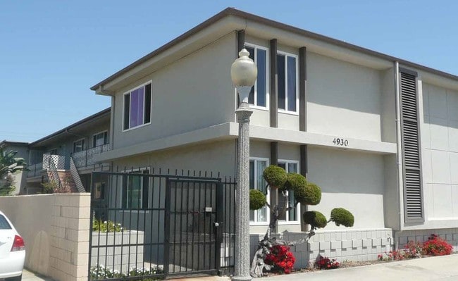 Building Photo - 4930 Santa Monica Ave