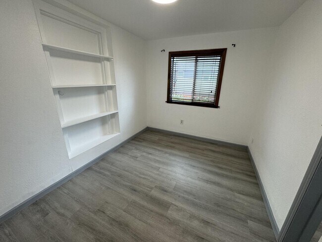 Building Photo - 419 Harvey Way
