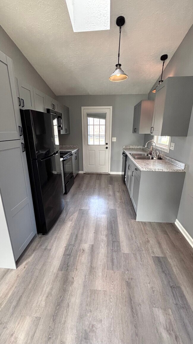 Foto del edificio - 3420 Parkwood Dr