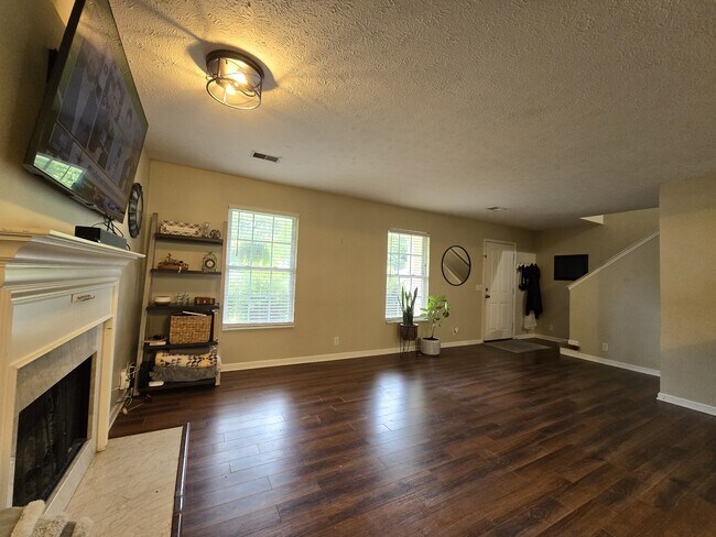 Building Photo - 2687 Paradise Dr