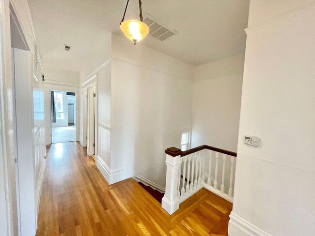 Foto del edificio - Wonderful Light and Bright Top Floor 2BR/1...