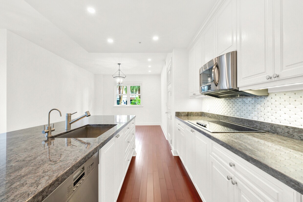 Primary Photo - 13631 Deering Bay Dr