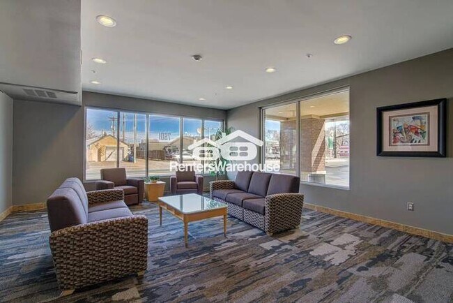 Foto del edificio - Top-Floor Comfort: Updated 1 Bed Condo with Heated Underground Parking & Prime Location!