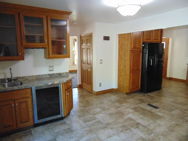 Building Photo - 481 Edward Dr
