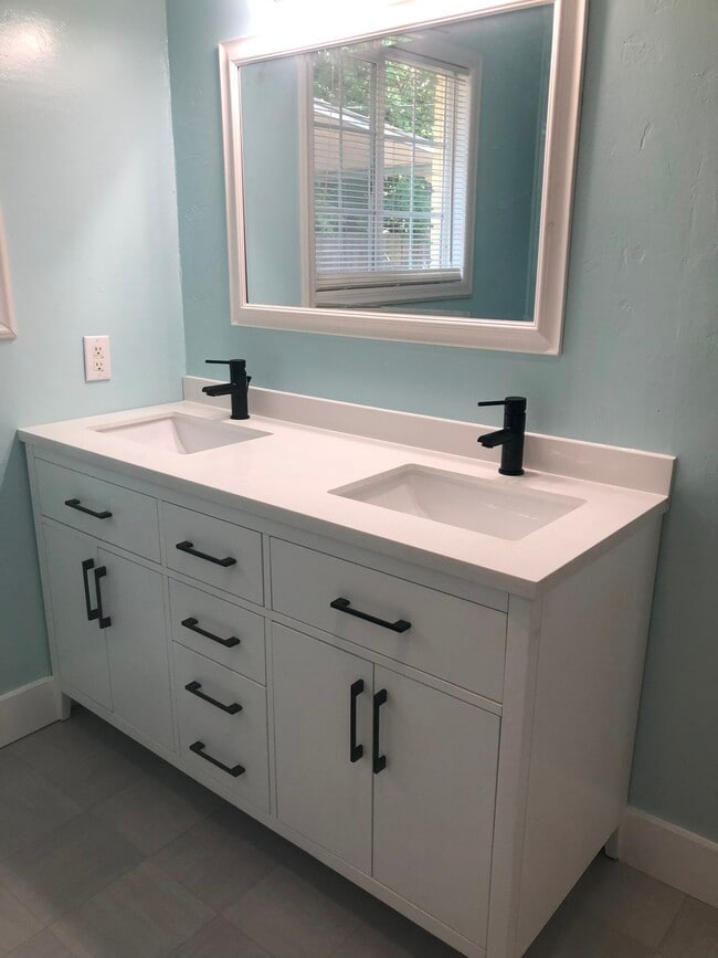 Building Photo - 2418 W Malad St