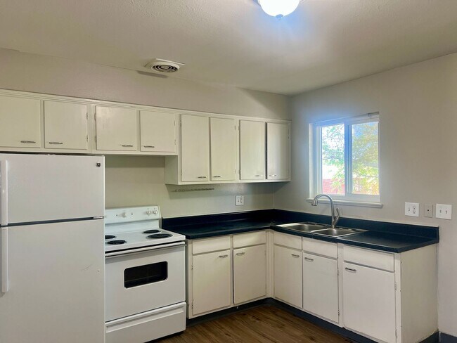 Building Photo - 2Bedroom 1Bathroom Top Floor Corner Unit in Westminster