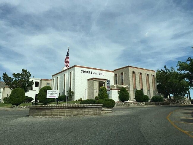 Building Photo - 6201 Escondido Dr
