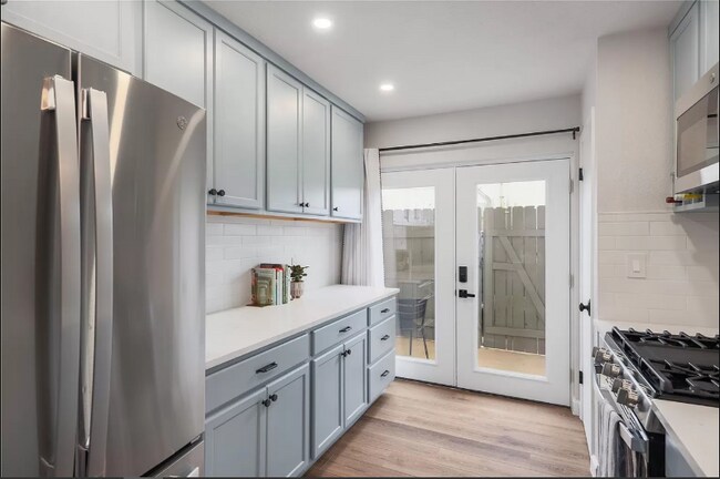 Building Photo - 2425 Ashdale Dr