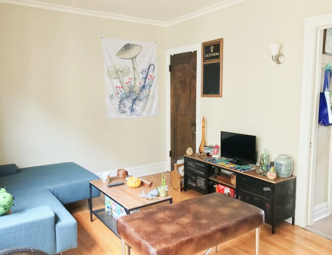 Building Photo - Charming Convertible Studio on Second Floo...