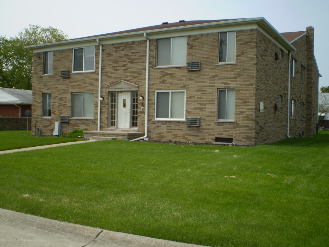 26750 Oak St, Roseville, MI 48066 Apartments in Roseville, MI