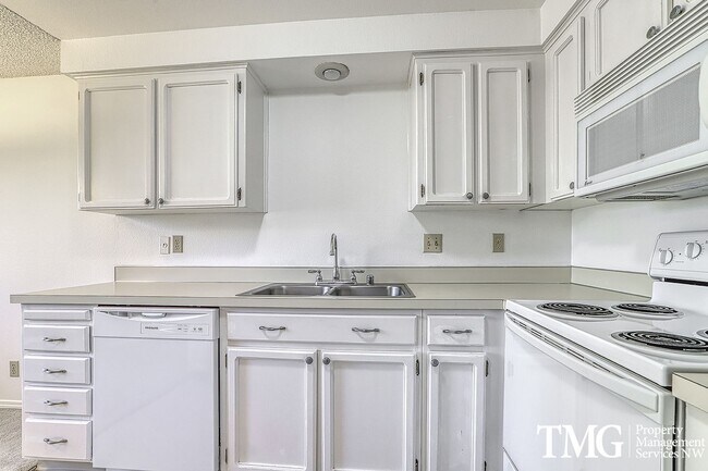 Building Photo - 1 Bed 1 Bath Condo w/ Garage in Gated Comm...