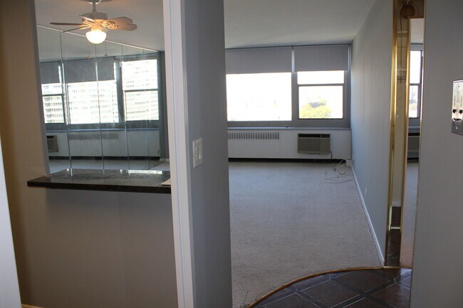 Foto del edificio - 555 W Cornelia Ave
