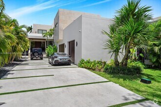 Building Photo - 715 NE 77th St