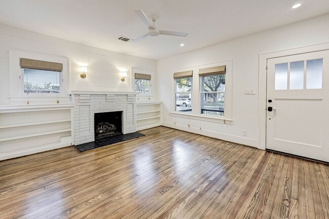 Building Photo - Completely renovated Heights historic bung...