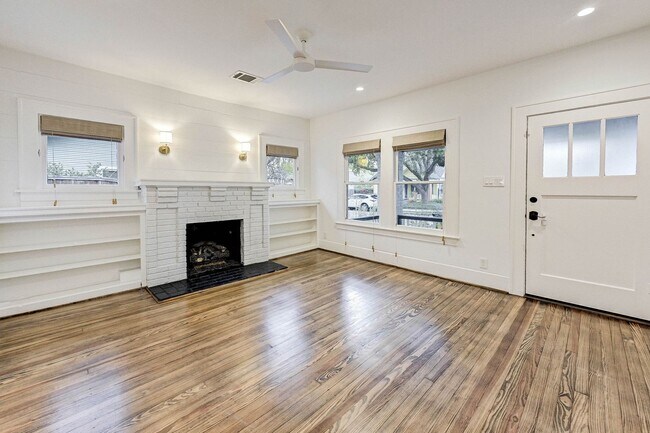 Foto del edificio - Completely renovated Heights historic bung...