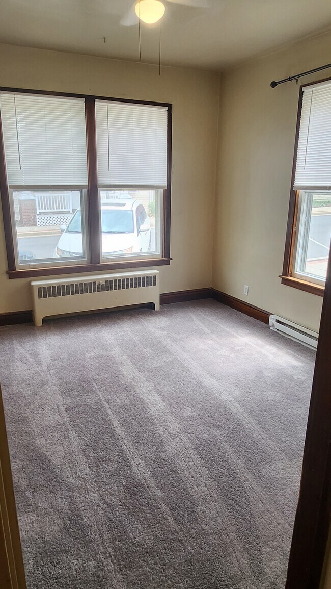 Foto del edificio - 31 N Main St