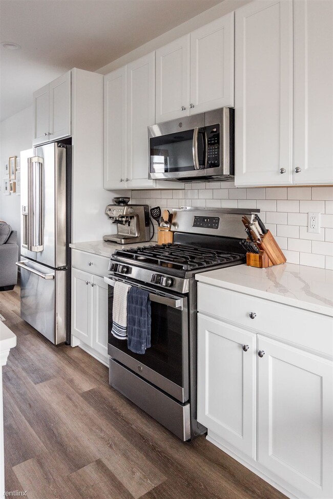 Building Photo - 2 br, 2.5 bath Townhome - 2301 Trumbull St