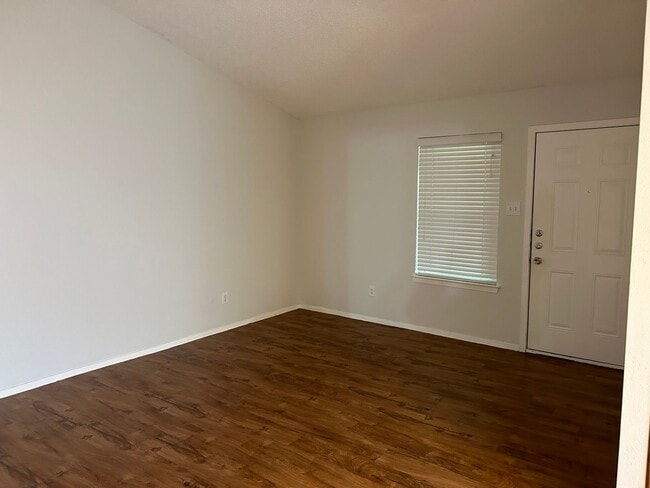 Foto del edificio - 1918 Gracy Farms Ln