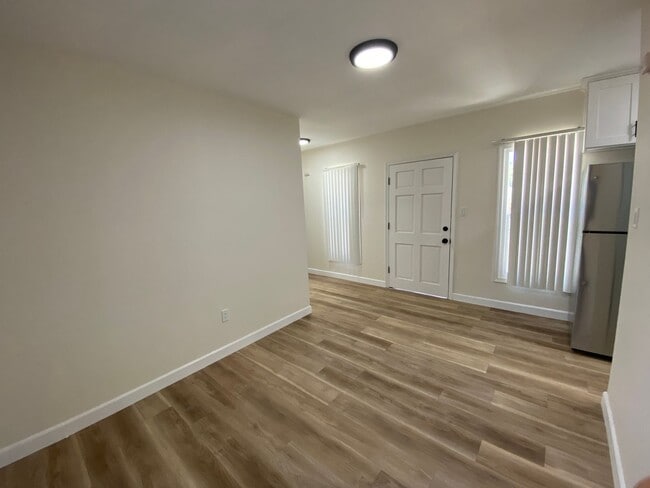 Foto del edificio - 1645 W Adams Blvd