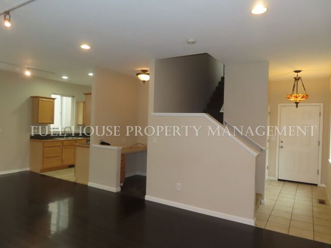 Foto del edificio - 3 bedroom 2.5 bath, 2 level home in  Beaut...