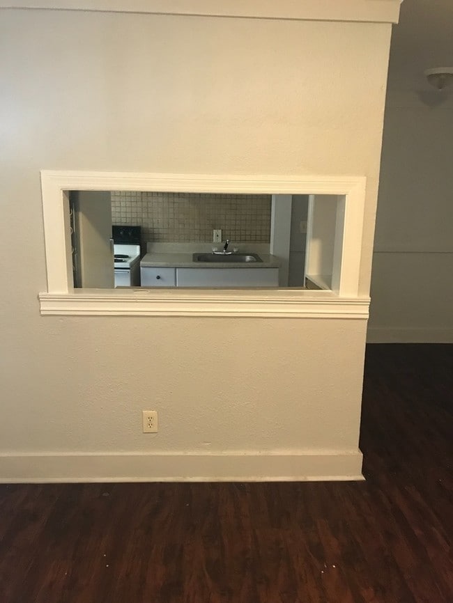 Building Photo - Great 3 bedroom/2 bath central air apartment