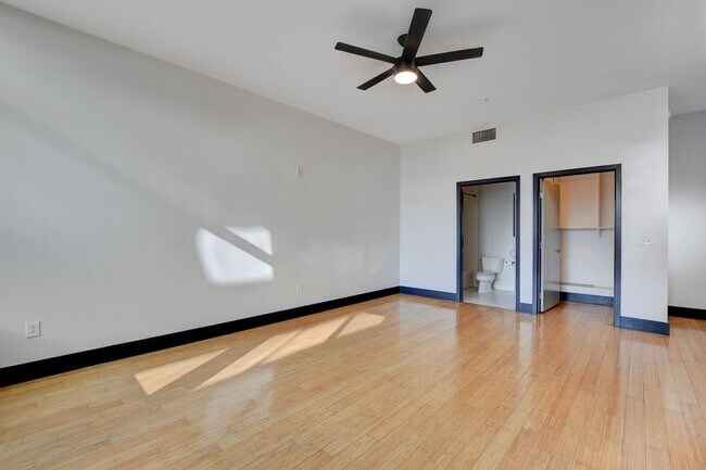 Building Photo - Loft 5 #310- Stunning 1Bd/2.5Ba Two Level ...