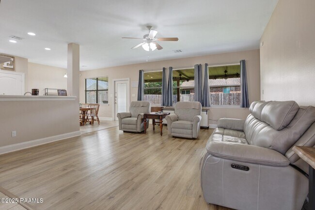 Foto del edificio - 103 Still Waters Rd