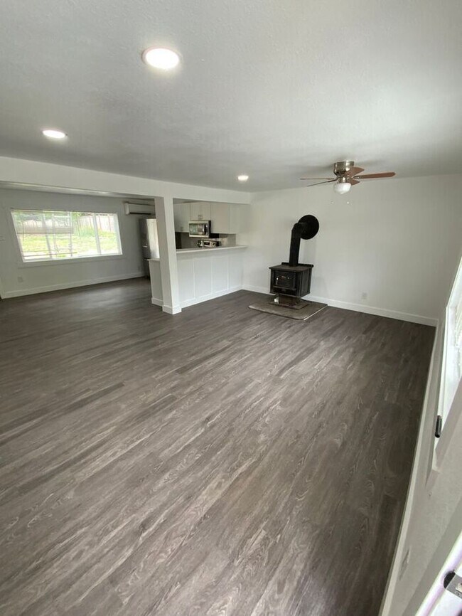 Building Photo - Puyallup 2bd 1.5th DUPLEX AVAILABLE NOW