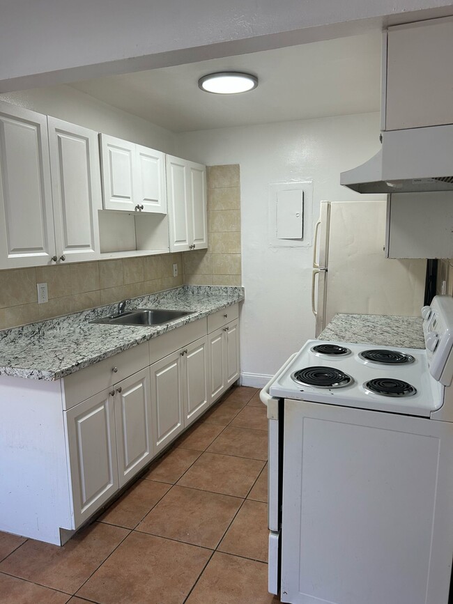 Building Photo - 401 SW 13th Pl