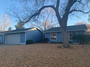 Building Photo - 1816 Kinnikinnik Pl