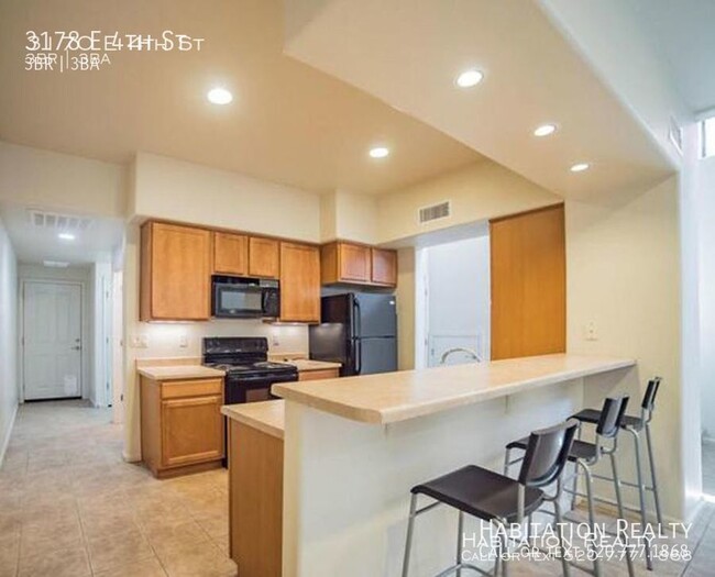 Building Photo - 3 bed/3 bath townhome in Miramonte! Large ...