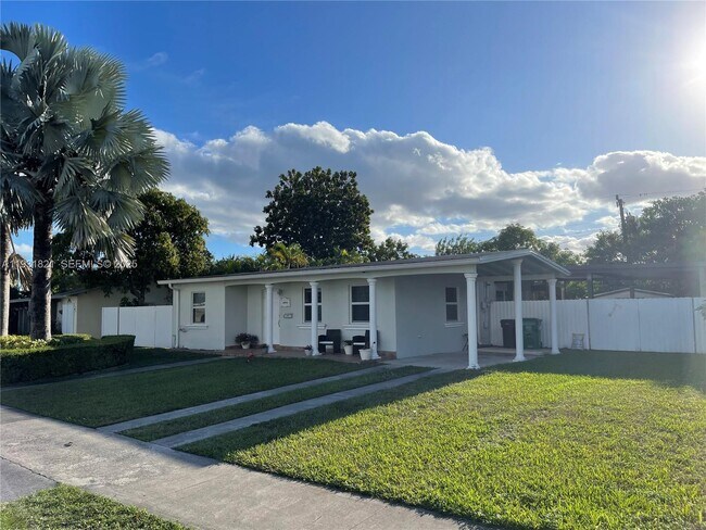 Foto del edificio - 10840 Westwood Lake Dr