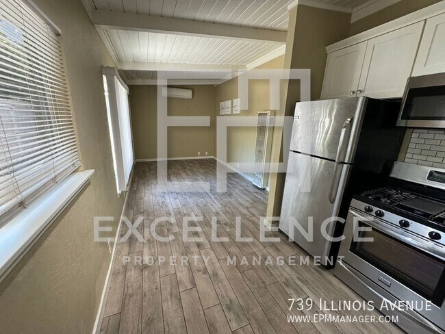 Building Photo - Charming 2/1 Duplex with Modern Amenities