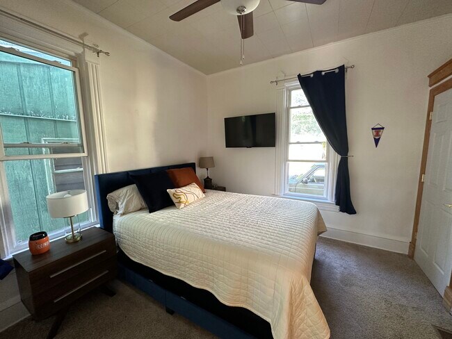 Televisor 4K con Fire Stick. El inquilino paga el acceso a internet. - 305 S Elm St