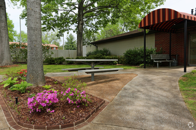 Park Like Setting - Oxford Townhomes and Apartments