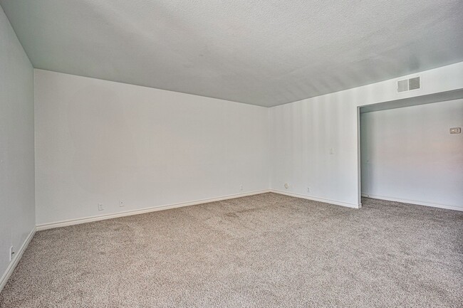 Building Photo - 2 bedrooms / 2 bathrooms $1,280.00