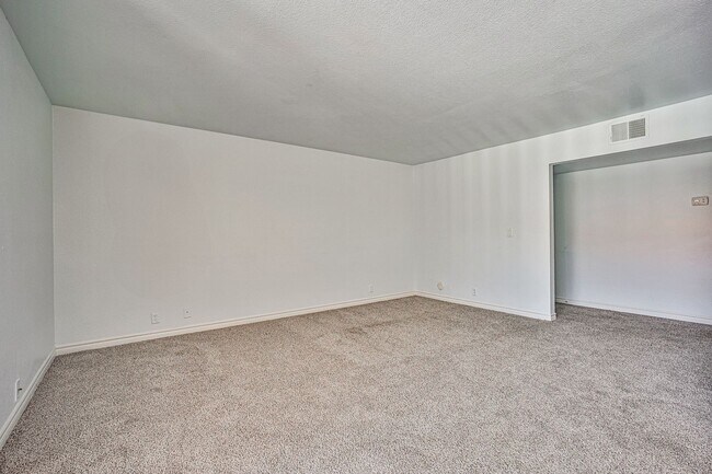 Foto del edificio - 2 bedrooms / 2 bathrooms $1,280.00