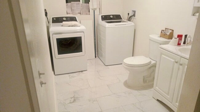 Baño con lavadora y secadora - 690 W 8th St