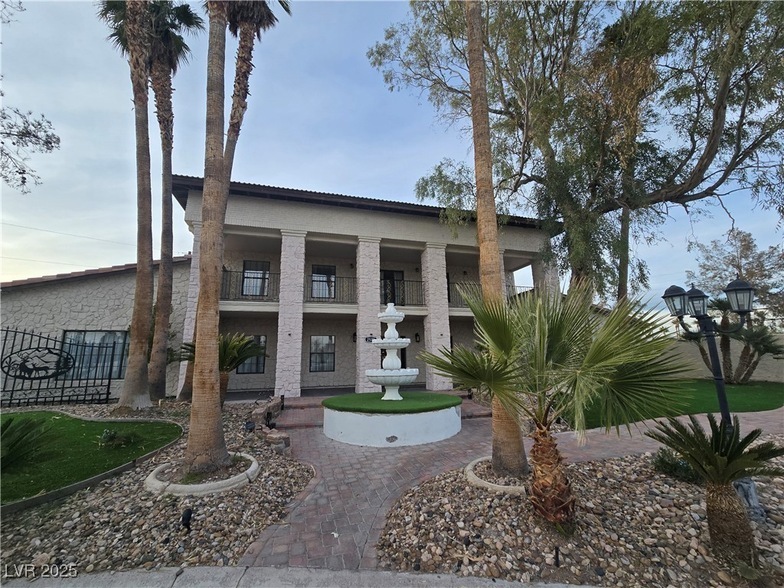 Primary Photo - 2575 S Tenaya Way