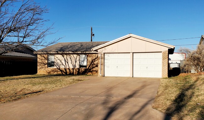 Building Photo - 4016 Eastridge Dr