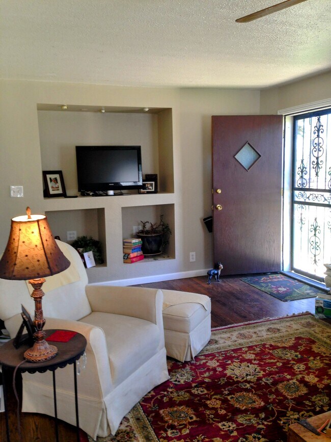 Building Photo - 2255 Roslyn St