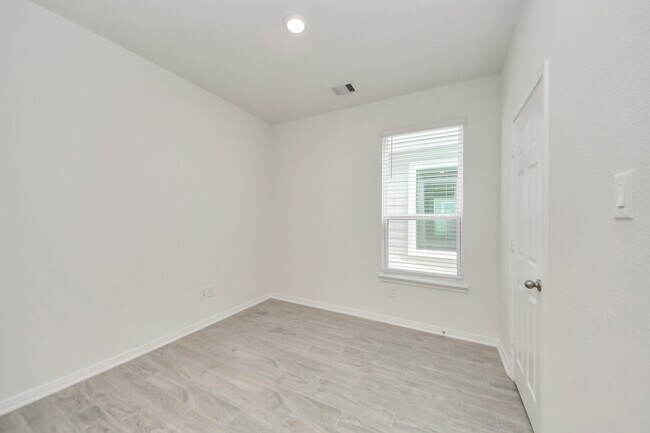 Foto del edificio - 17310 Rock Willow Ln