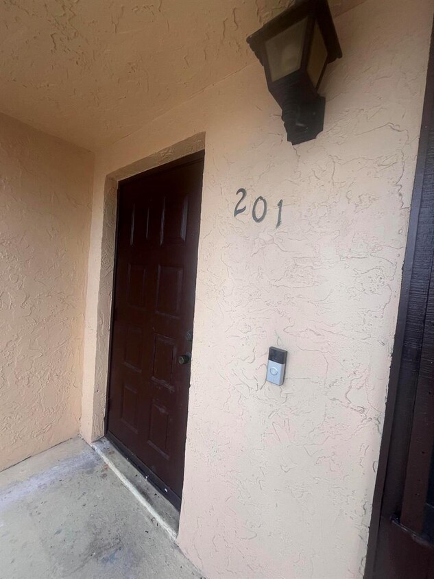 Foto principal - 5975 Forest Hill Blvd