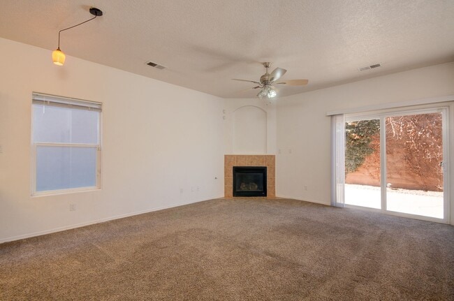 Building Photo - Amazing 3 Bedroom Near Rust Medical Center!!
