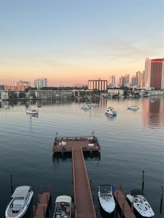 Foto del edificio - 400 Golden Isles Dr