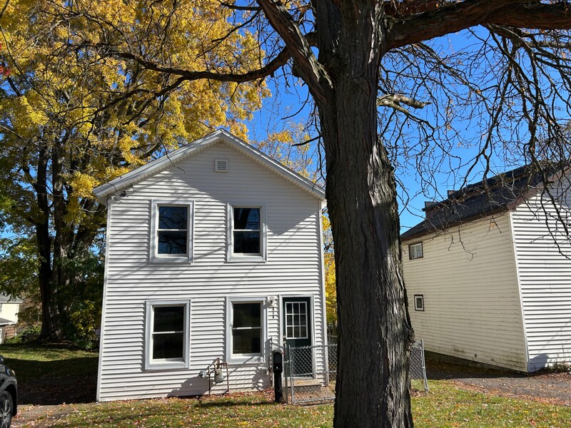 Foto principal - 215 W 1st St S